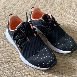 Underarmour women black size 8